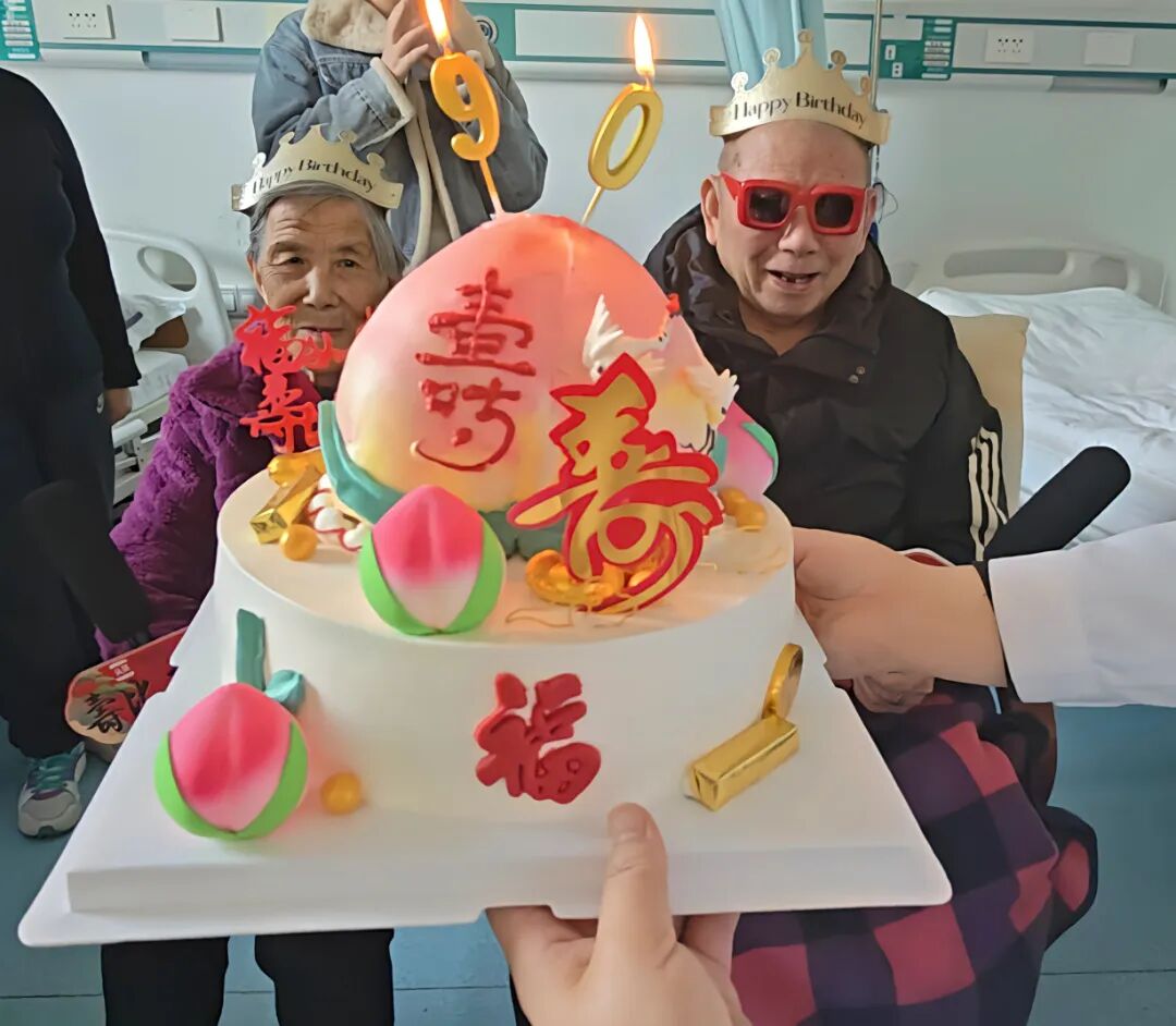 90岁老校长在医院戴墨镜开“演唱会”？这份惊喜太暖了!